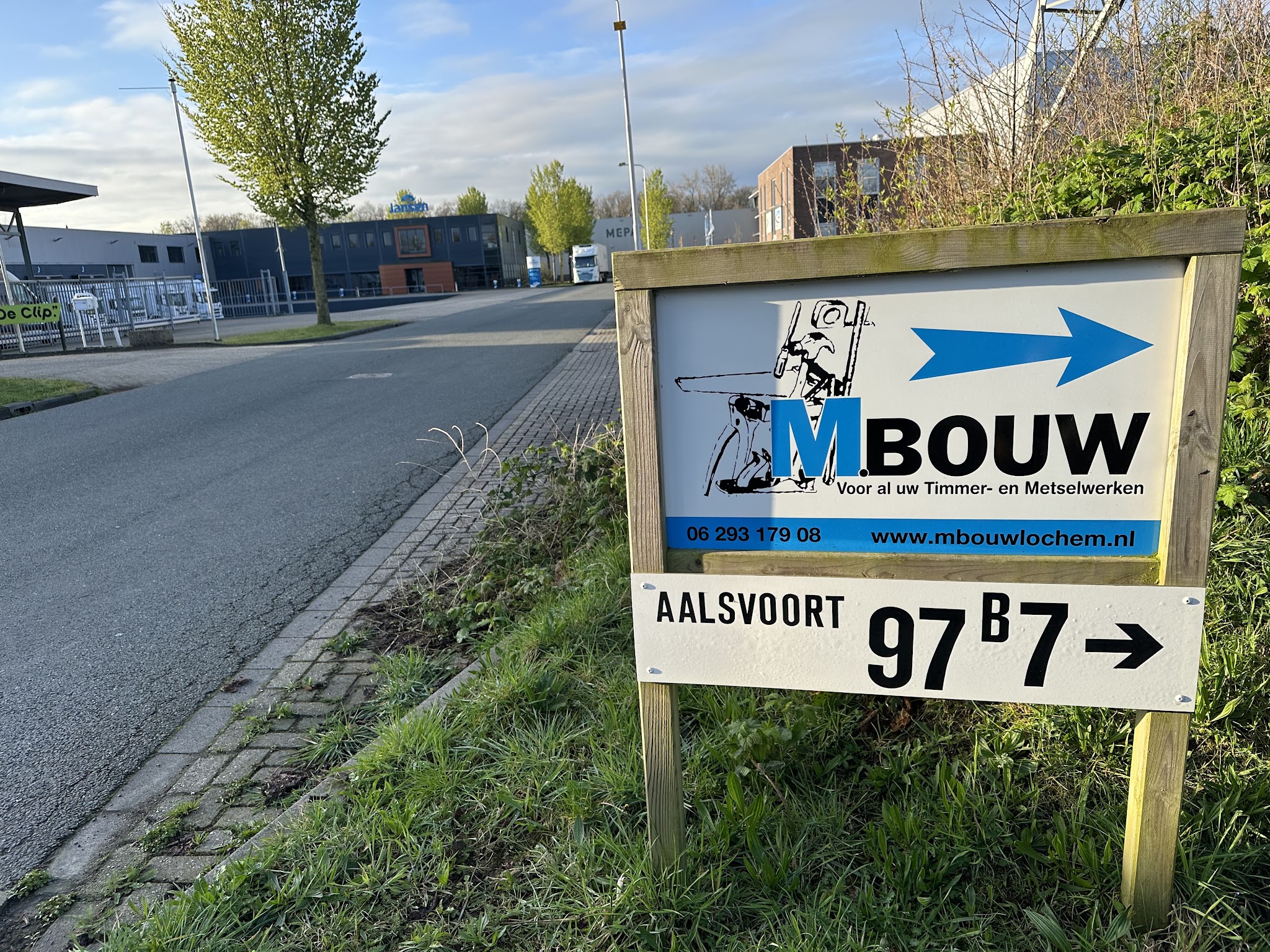 Het bord van MBouw aan de Aalsvoort in Lochem, met de blauwe pijl naar nummer 97 B7