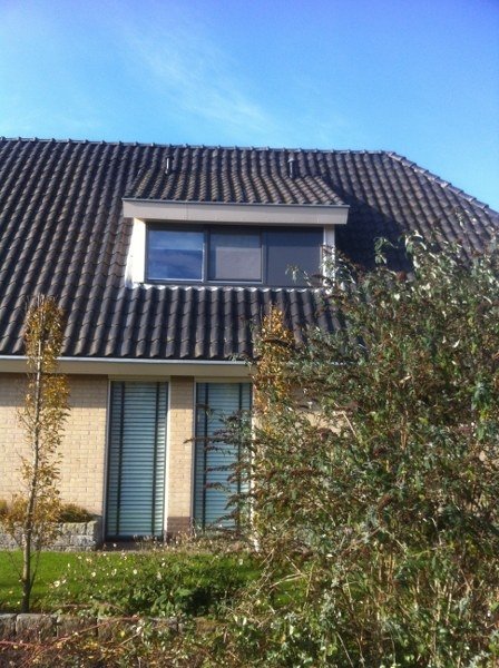 Kleine dakkapel op een pannendak