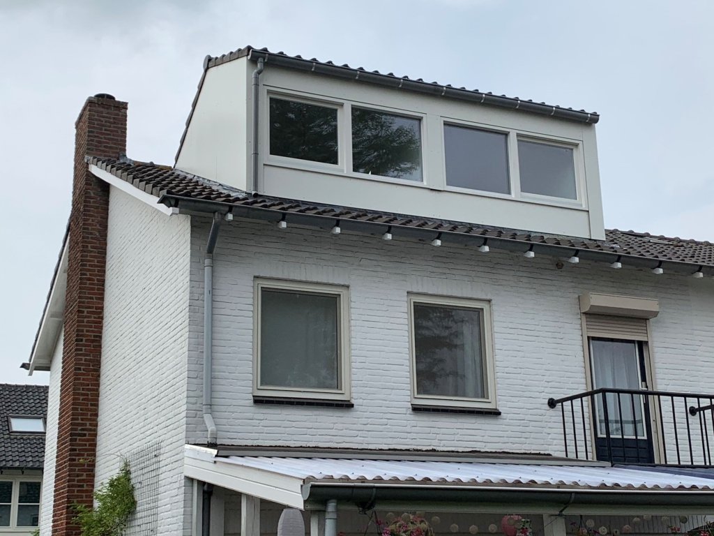 Woning met een nieuwe brede dakkapel na dakrenovatie